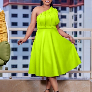 Robe longue asymétrique vert néon élégante avec corsage plissé et silhouette évasée en A
