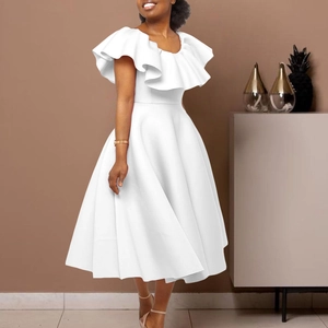 Robe midi blanche élégante à volants et épaules dénudées avec jupe évasée trapèze