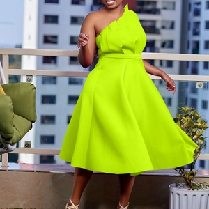 Détail de la robe de soirée élégante à une épaule avec taille plissée vert fluo