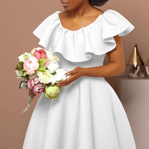 Détail du col à volants blancs et de la taille cintrée sur cette robe de soirée