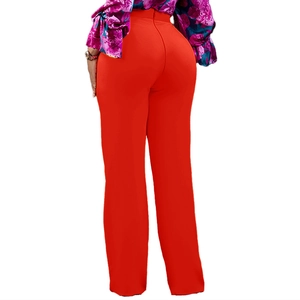 Rückansicht der roten Hose mit hoher Taille und unsichtbarem Reißverschluss hinten