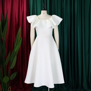 Vue détaillée de la robe blanche à épaules dénudées avec encolure à volants et coupe en A