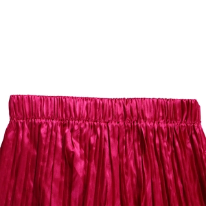 Detail der fuchsiafarbenen Satinhose mit Falten, elastischem Bund und feiner Textur