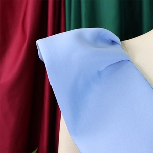 Detalle del hombro del vestido azul claro con costura fina en tejido estructurado