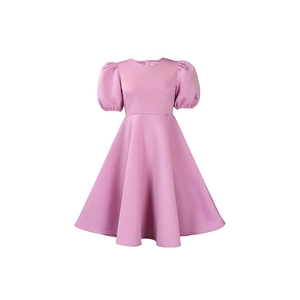 Dettaglio delle maniche a sbuffo e silhouette a trapezio sull'abito rosa da bambina