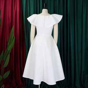 Détails de la robe midi blanche avec col à volants et fermeture éclair au dos