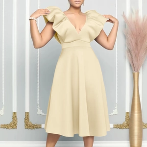 Elegante vestido beige con escote en V profundo y mangas de volantes en silueta de línea A