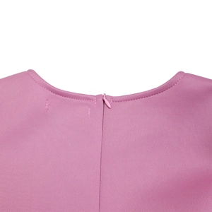 Dettaglio dello scollo rotondo rosa con cerniera invisibile e cuciture di alta qualità