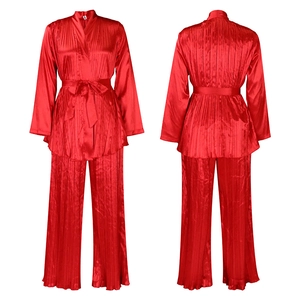Detailansicht eines roten plissierten Loungewear-Sets mit Wickeloberteil und weiter Hose