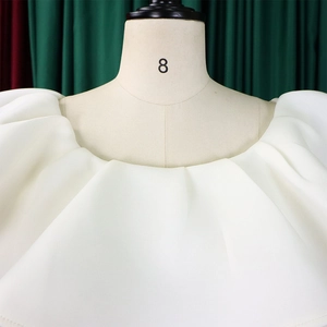 Détail de volants blancs élégants et tissu texturé sur une robe de soirée d'été