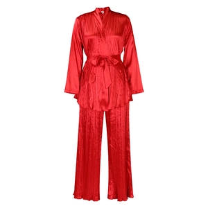 Detailansicht des roten zweiteiligen Sets aus plissiertem Satin mit Wickeloberteil