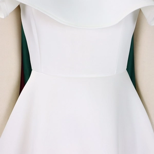 Détail d'une robe de soirée blanche d'été avec coupe cintrée et volant élégant chic