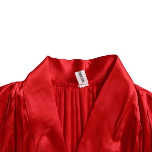 Detail eines roten plissierten Satinhemds mit V-Ausschnitt und HOSIS GIRL Webetikett