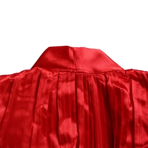 Nahaufnahme von rotem Satin-Plisseekragen mit elegantem Stehkragen und Seidenglanz
