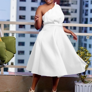 Robe longue blanche chic à une épaule avec taille plissée et jupe évasée en ligne A