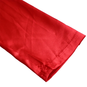 Detailaufnahme der roten Satin-Ärmelmanschette mit sauberer Naht und glatter Seidentextur