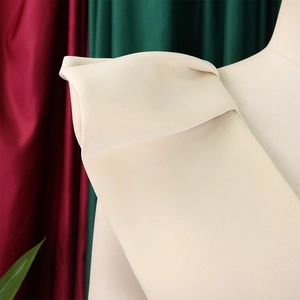 Detalle del hombro con pliegues elegantes en un vestido de fiesta beige con cuello en V