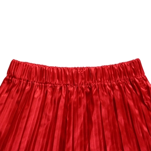 Detailansicht des elastischen Bundes und der Plissee-Textur dieser roten Seidenhose