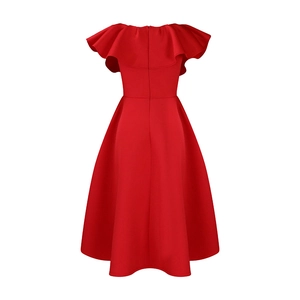Détail de la robe rouge à épaules dénudées avec double volant et fermeture invisible