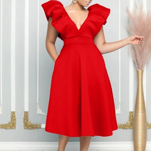 Elegante vestido rojo sin mangas con escote en V profundo, volantes y falda acampanada
