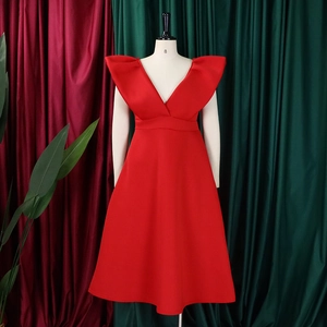 Detalle del vestido rojo con escote en V profundo, hombreras plisadas y corte tipo línea A