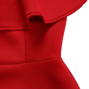 Gros plan détaillé des volants rouges et des coutures précises sur la robe de soirée