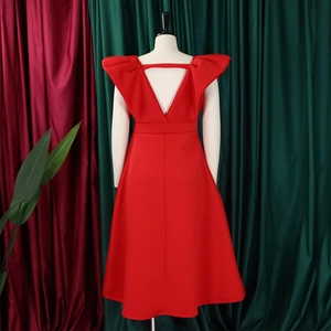 Detalle de vestido de fiesta rojo con escote en V y espalda descubierta en un maniquí