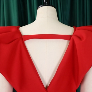 Detalle de un vestido de fiesta rojo con espalda en V profunda y una tira horizontal