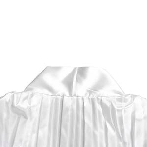 Detail der weißen Satinbluse mit klassischem Stehkragen und plissierten Schulternähten