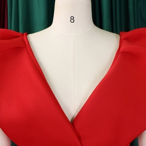 Primer plano de elegante vestido de fiesta en satén rojo con escote en V y mangas abullonadas