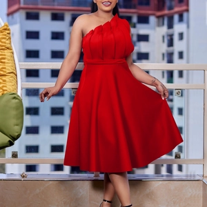 Robe de soirée rouge à une épaule, corsage plissé et silhouette trapèze à taille haute