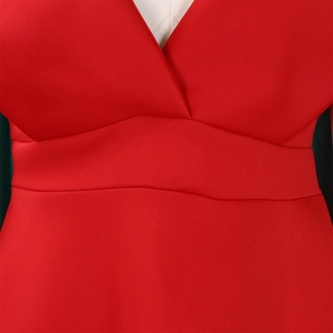 Detalle del escote en V rojo y cinturón de cintura alta en el vestido de fiesta africano