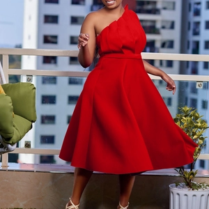 Détail d'une robe rouge à une épaule avec plis superposés et taille en A