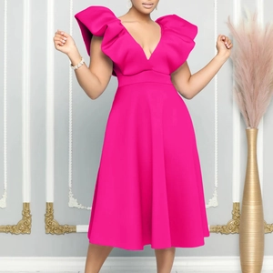 Detalle del escote en V y las mangas con volantes en el elegante vestido rojo rosa