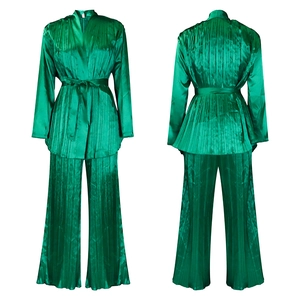 Detailansicht des smaragdgrünen Plissee-Satin-Sets mit Langarmtop und weiter Hose