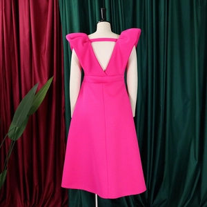 Detalle del vestido rosa con hombros de lazo estructurados y espalda en V profunda