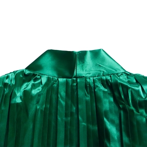 Detailaufnahme von smaragdgrünem, plissiertem Satinstoff mit Hochglanz-Finish und Struktur