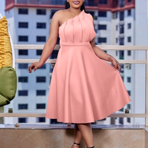 Détail d'une robe rose pêche à épaule dénudée avec corsage plissé et taille haute