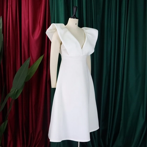 Vestido blanco sin mangas con escote en V profundo y siluetas de hombros plisados