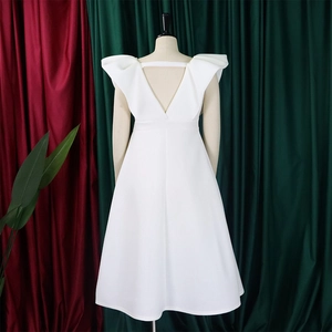 Detalle de vestido midi blanco con espalda en V profunda y mangas con volantes exagerados
