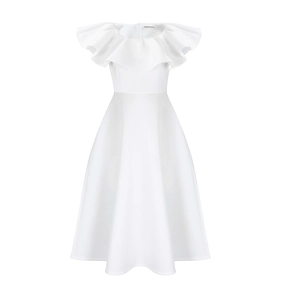 Détail d'une robe blanche sans manches élégante avec un décolleté à volants et une coupe en A