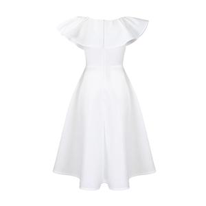 Détail d'une robe blanche en coupe A avec col à volants et fermeture éclair invisible