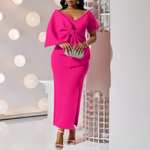 Elegante rosenrote Abendkleid mit übergroßer Schleife und Seitenschlitz für Partys
