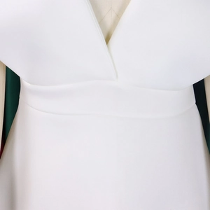 Detalle del elegante escote en V profundo y la cintura de un vestido de noche blanco