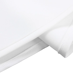 Détail macro du tissu blanc montrant une couture double de haute qualité et une texture fine
