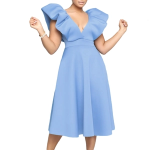 Detalle de vestido azul cielo con escote en V profundo y hombros con volantes capas