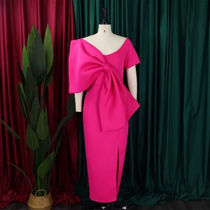 Detail von magentafarbenem Abendkleid mit großer Schleife und elegantem hohem Schlitz