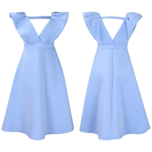 Detalle frontal y trasero del vestido de noche azul claro con escote en V y volantes en hombros