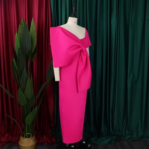 Detail eines fuchsiafarbenen Abendkleides mit großer Schleife und schmaler Silhouette