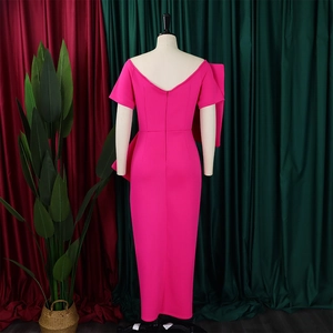 Detailansicht der großen Schleife und des tiefen V-Ausschnitts am magentafarbenen Kleid